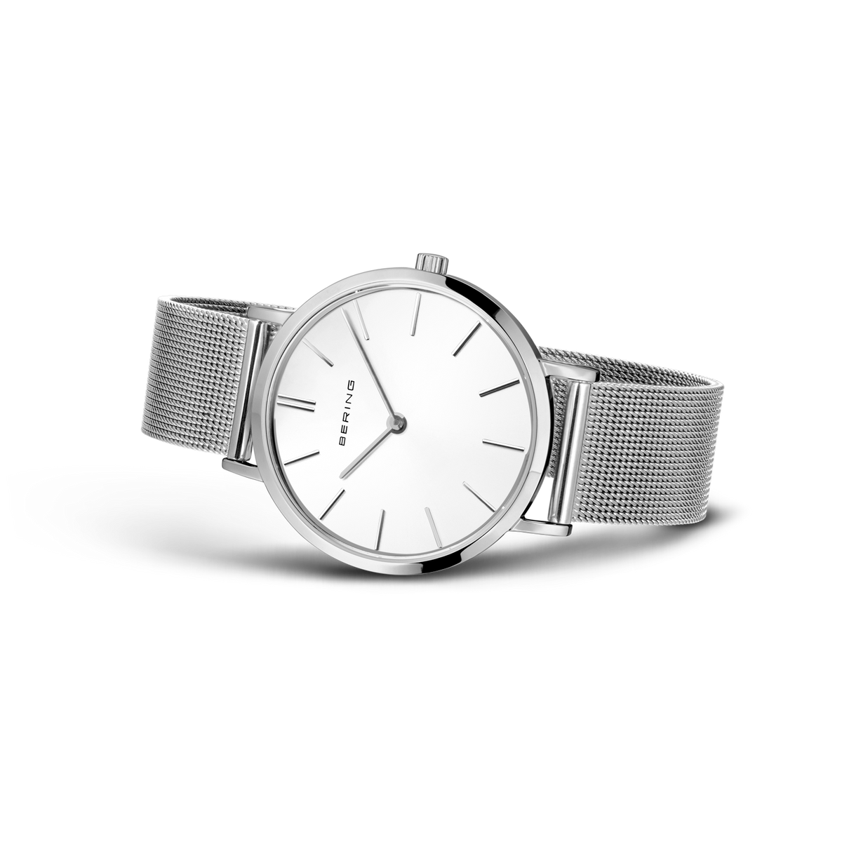 Silberfarbene Armbanduhr mit rundem Gehäuse, weißem Zifferblatt, schwarzen Markierungen und Milanaise-Armband