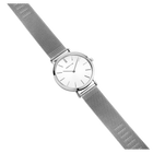 Minimalistische Armbanduhr mit silbernem Gehäuse, weißem Zifferblatt und grauem Mesh-Metallband, diagonal dargestellt.