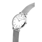 Armbanduhr mit minimalistischem weißem Zifferblatt und silbernem Mesh-Armband im angewinkelten Profil