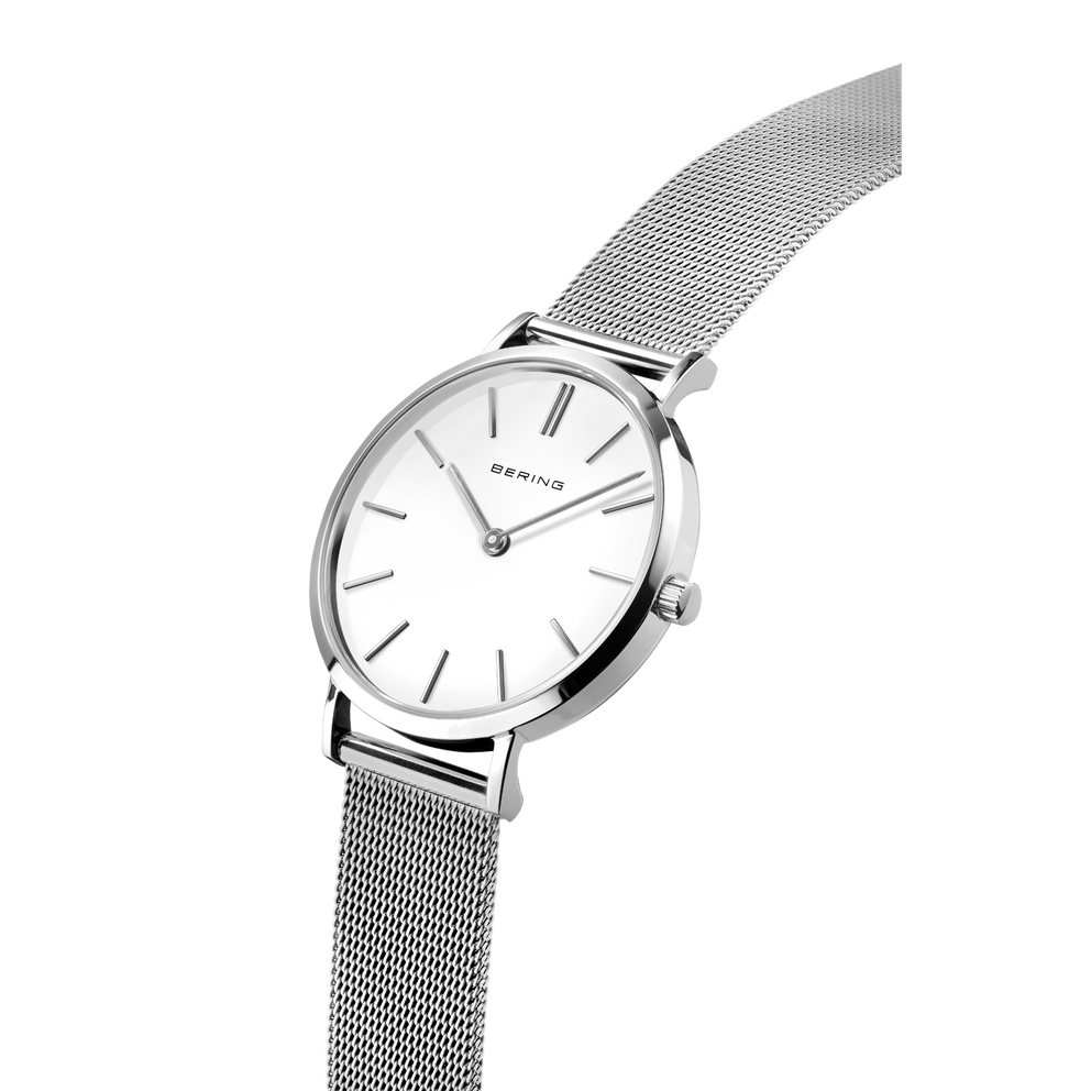 Armbanduhr mit minimalistischem weißem Zifferblatt und silbernem Mesh-Armband im angewinkelten Profil