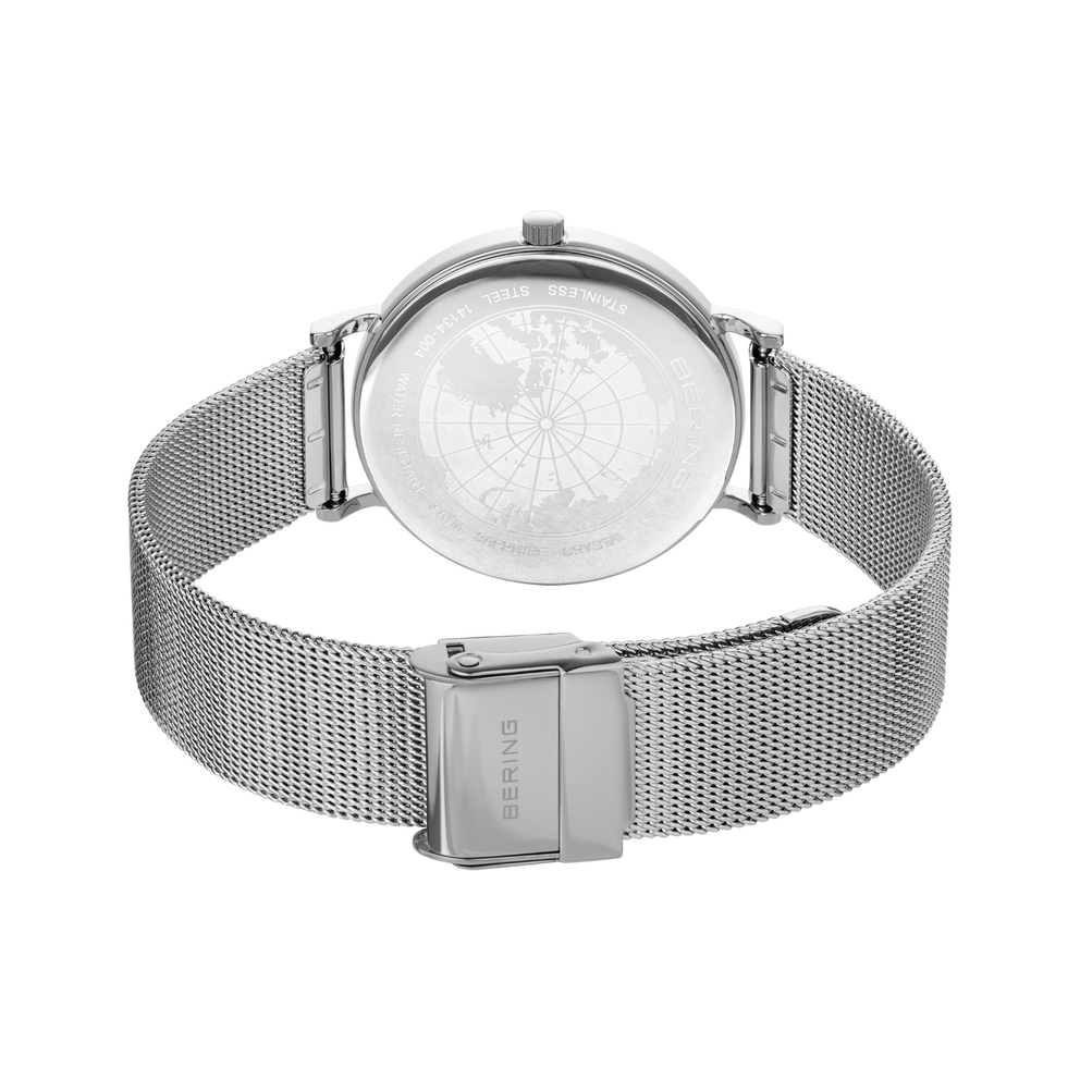 Rückansicht der Uhr mit Kompass-Zifferblatt und Edelstahl-Mesh-Armband