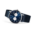 BERING-horloge met blauwe wijzerplaat en witte tellers, schuin zicht toont zilveren kast en donkerblauw band