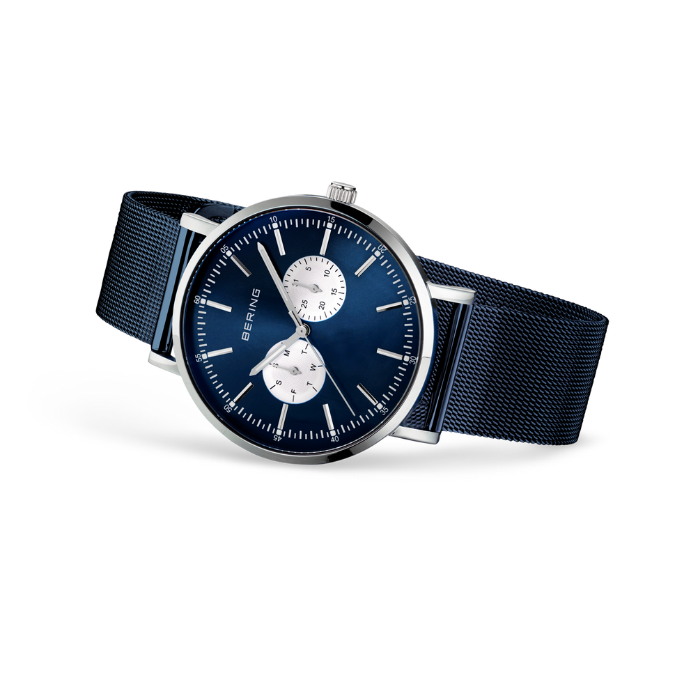 BERING-horloge met blauwe wijzerplaat en witte tellers, schuin zicht toont zilveren kast en donkerblauw band