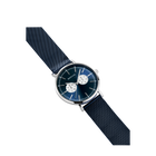 BERING-horloge met donkerblauwe wijzerplaat en twee chronograaftellers, diagonaal op marineblauw textielarmband.