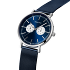 BERING chronograaf, donkerblauwe wijzerplaat, witte markeringen, twee subdials, zilveren kast en mesh-bandje.
