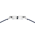 Bovenaanzicht van het horloge met geborsteld stalen kast, donker wijzerplaat en marineblauw weven band.