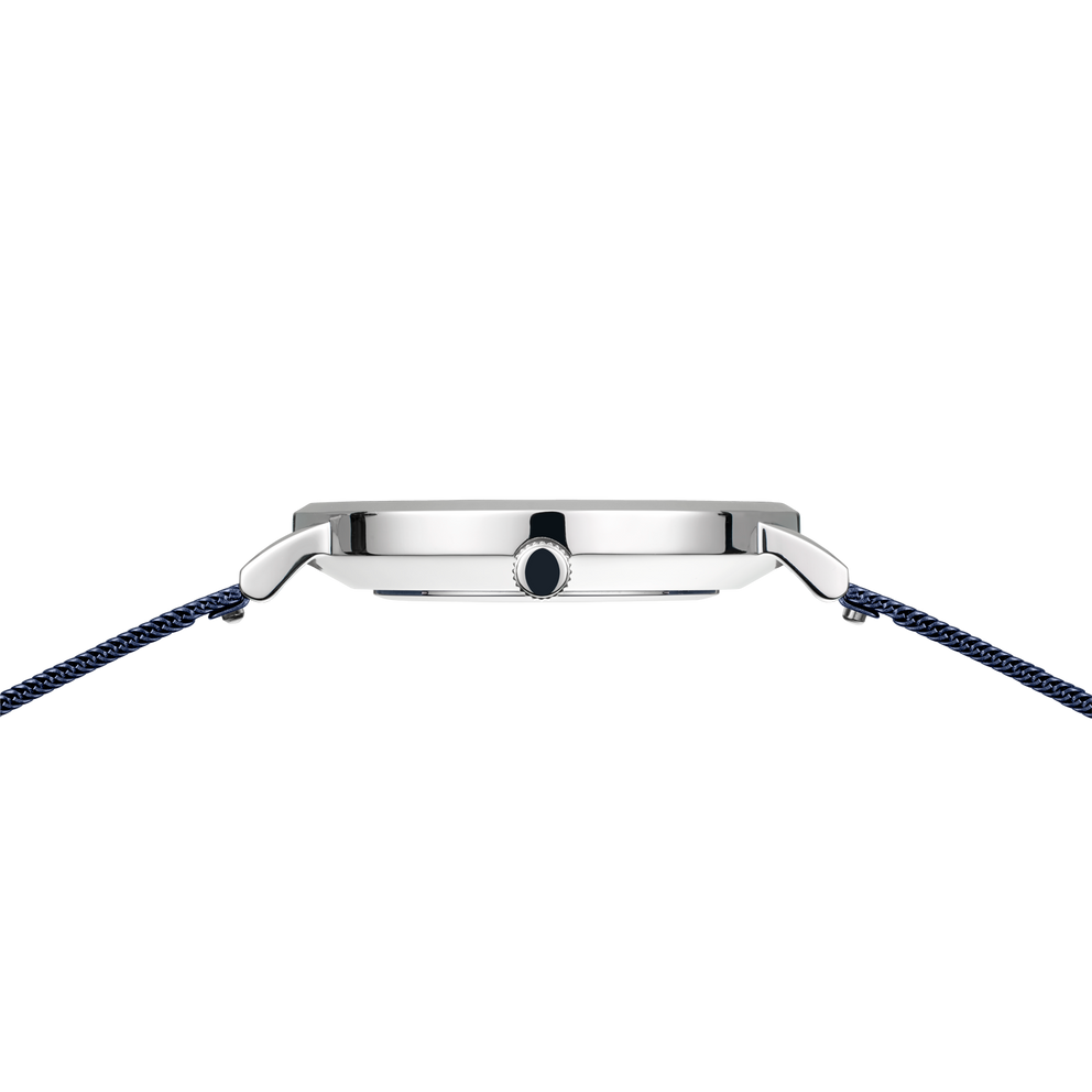 Bovenaanzicht van het horloge met geborsteld stalen kast, donker wijzerplaat en marineblauw weven band.