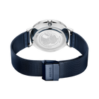 Achterkant van horloge met zilveren ronde kast en donkerblauwe stoffen band.