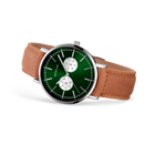 Reloj BERING con esfera verde oscuro, subesferas blancas, caja negra redonda y correa de cuero marrón, vista angular