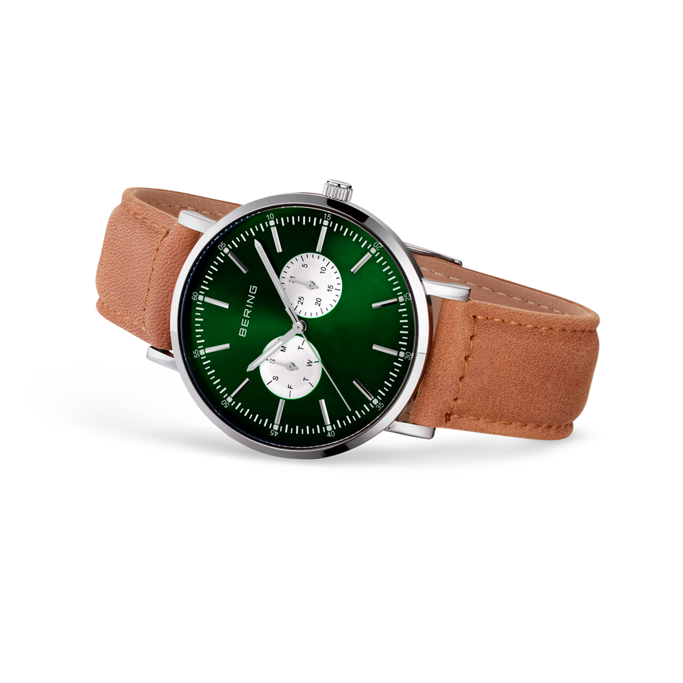 Reloj BERING con esfera verde oscuro, subesferas blancas, caja negra redonda y correa de cuero marrón, vista angular