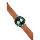 Reloj con esfera negra, marcadores y subdiales blancos, acentos verdes, correa de cuero marrón.