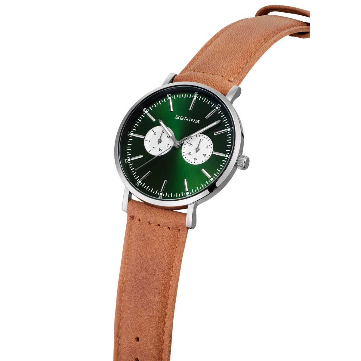 Reloj con esfera verde oscura, subdiales blancos, caja plateada y correa cuero marrón en ángulo.