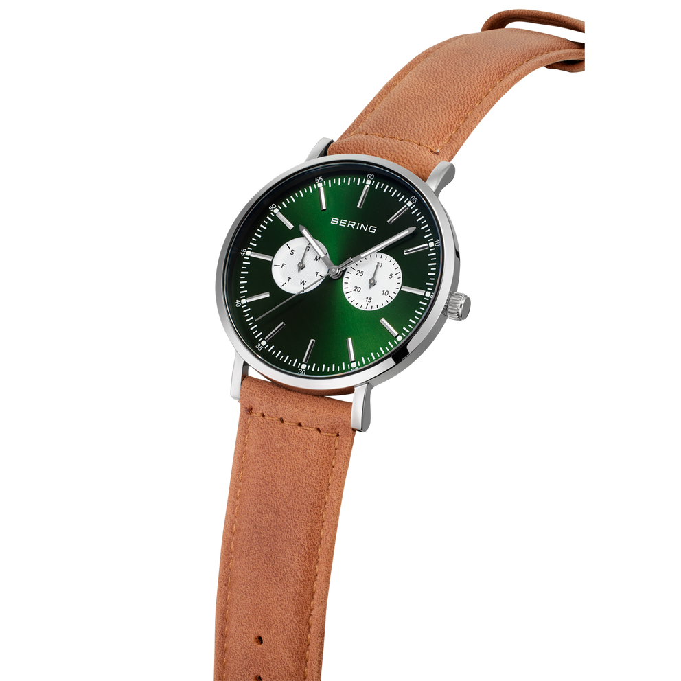 Reloj con esfera verde oscura, subdiales blancos, caja plateada y correa cuero marrón en ángulo.