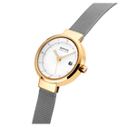 Goudkleurig horloge met rond kast, witte wijzerplaat en zwart mesh bandje, zijkant zicht