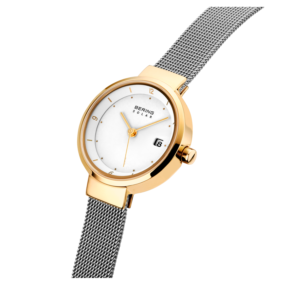 Goudkleurig horloge met rond kast, witte wijzerplaat en zwart mesh bandje, zijkant zicht