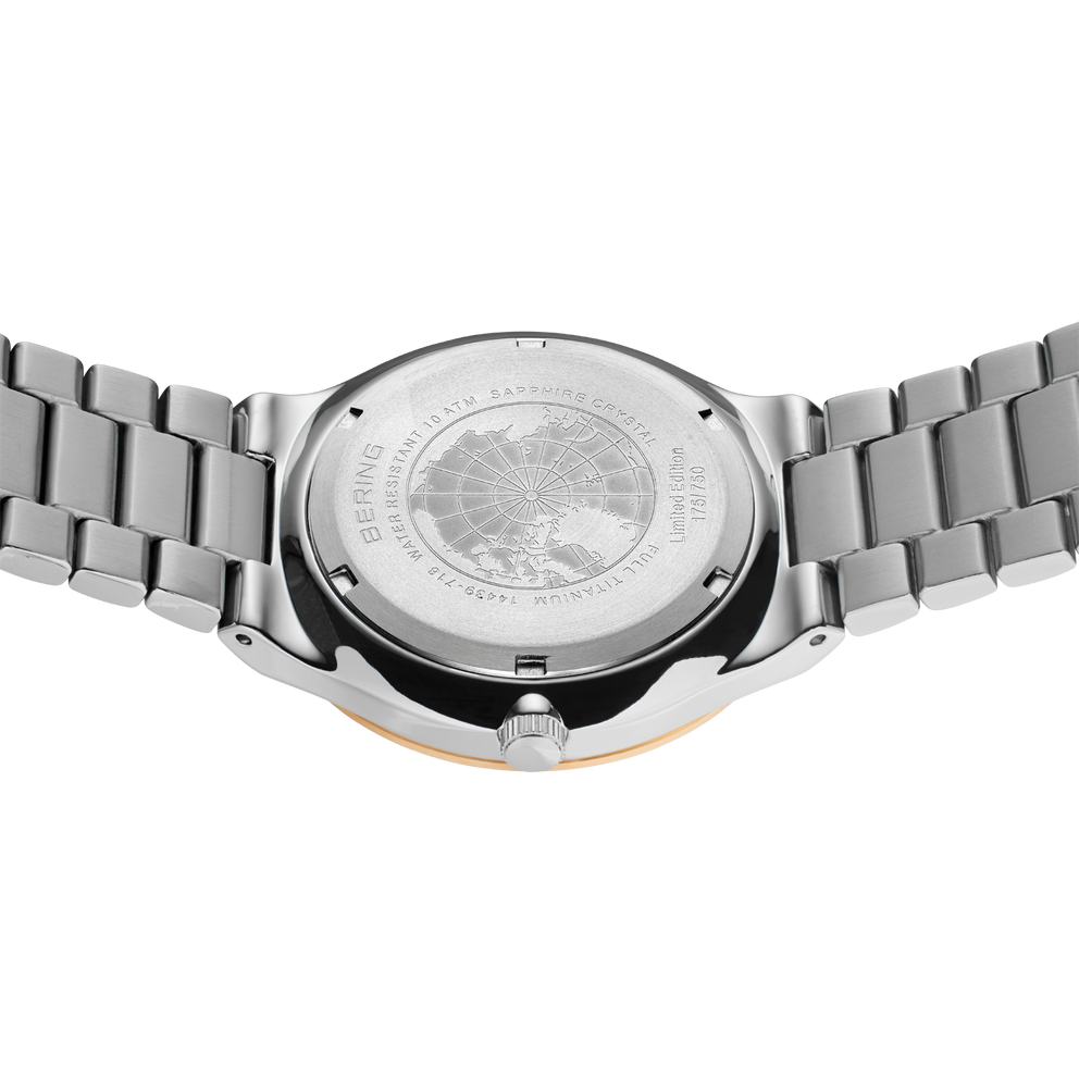 Reloj de acero con brazalete de eslabones, vista trasera con grabado