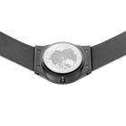 Sort ur med vævet stofarmband, fotograferet oppefra med kompasslignende skive.