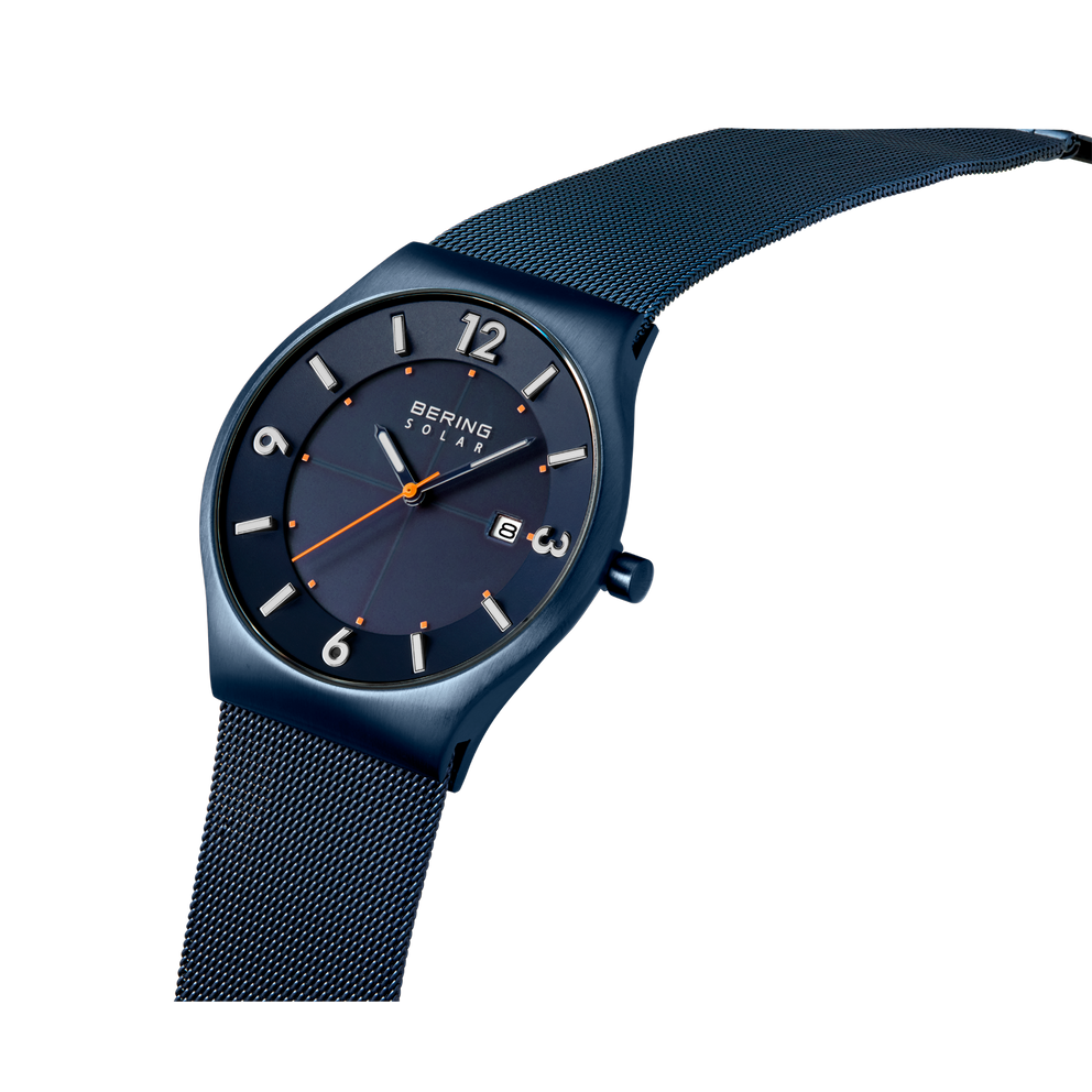 Marinblå armbåndsur med tekstureret stofrem, minimalistisk urskive med hvide timemarkeringer