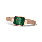 Reloj rectangular con esfera verde y pulsera malla en oro rosa, fotografiado de lado