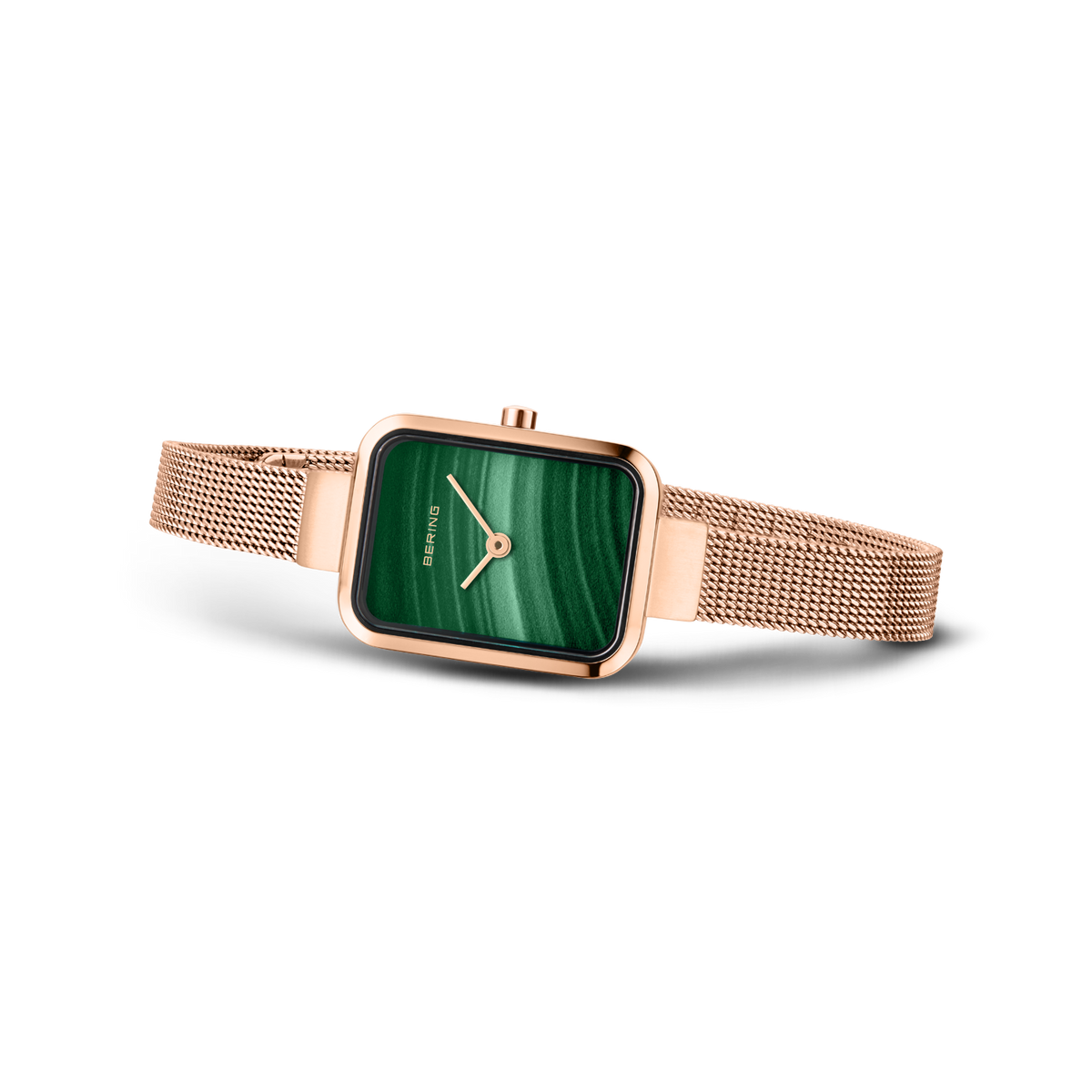 Reloj rectangular con esfera verde y pulsera malla en oro rosa, fotografiado de lado