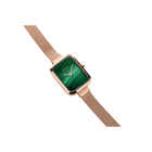 Reloj BERING con caja cuadrada color oro rosado, esfera verde oscura y pulsera malla, vista angular