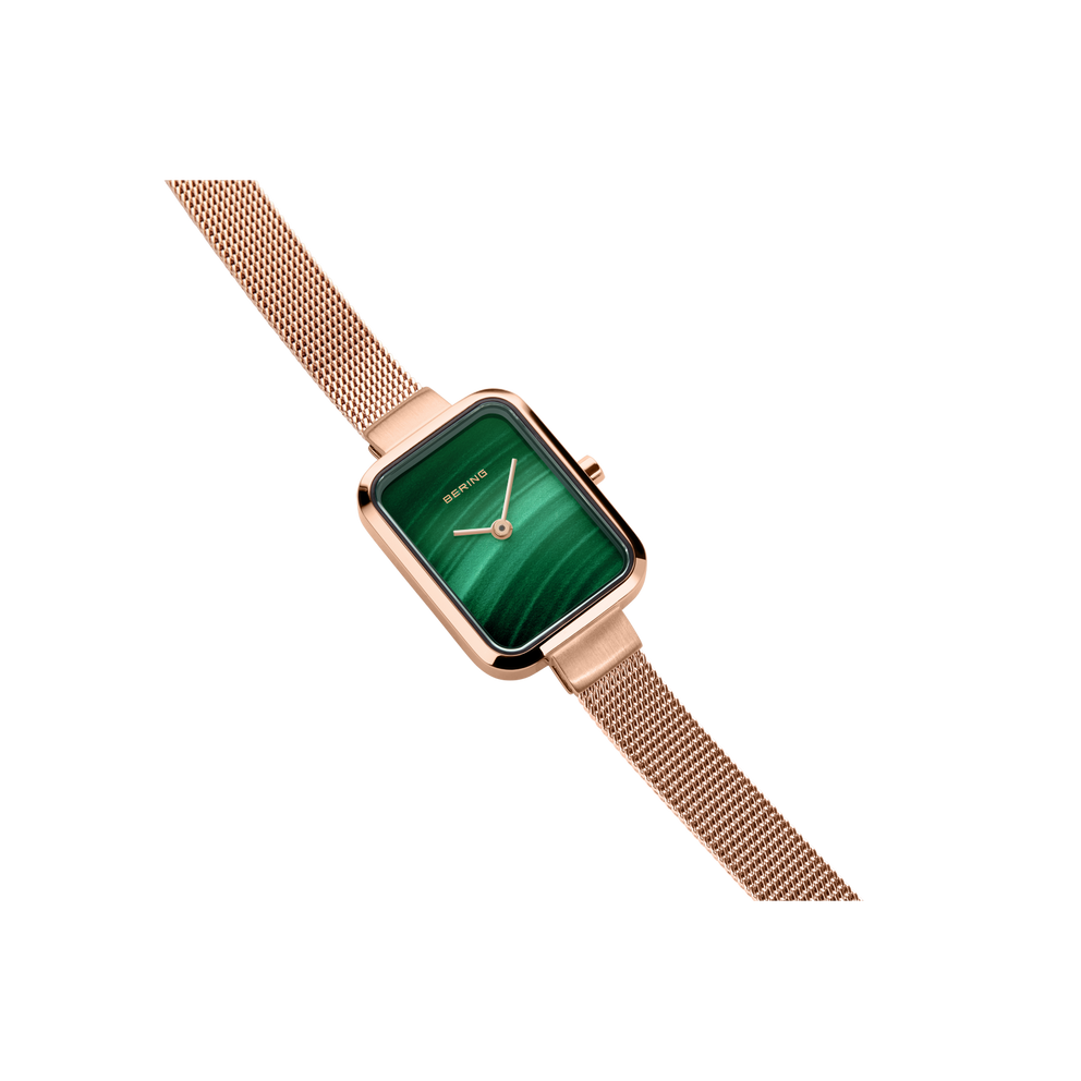 Reloj BERING con caja cuadrada color oro rosado, esfera verde oscura y pulsera malla, vista angular