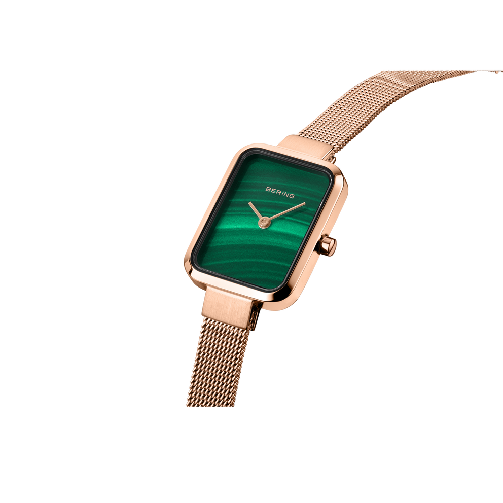 Reloj rectangular dorado rosado con esfera verde y pulsera de malla, vista lateral