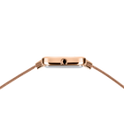 Caja de reloj rectangular oro rosa en perfil, con pulsera malla a ambos lados.