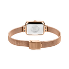 Reloj con pulsera malla en oro rosa, caja cuadrada y esfera blanca, vista superior con cierre magnético visible.