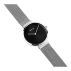 Reloj de pulsera BERING en ángulo diagonal con esfera negra, agujas blancas y pulsera de malla.