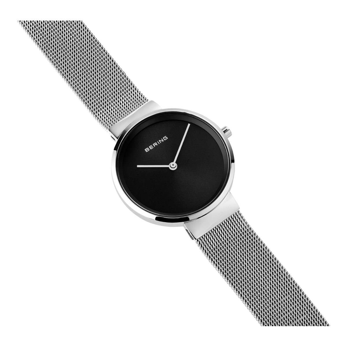 Reloj de pulsera BERING en ángulo diagonal con esfera negra, agujas blancas y pulsera de malla.