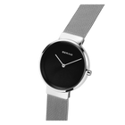 Reloj de pulsera BERING en vista angular con esfera negra, agujas blancas y pulsera de malla metálica.
