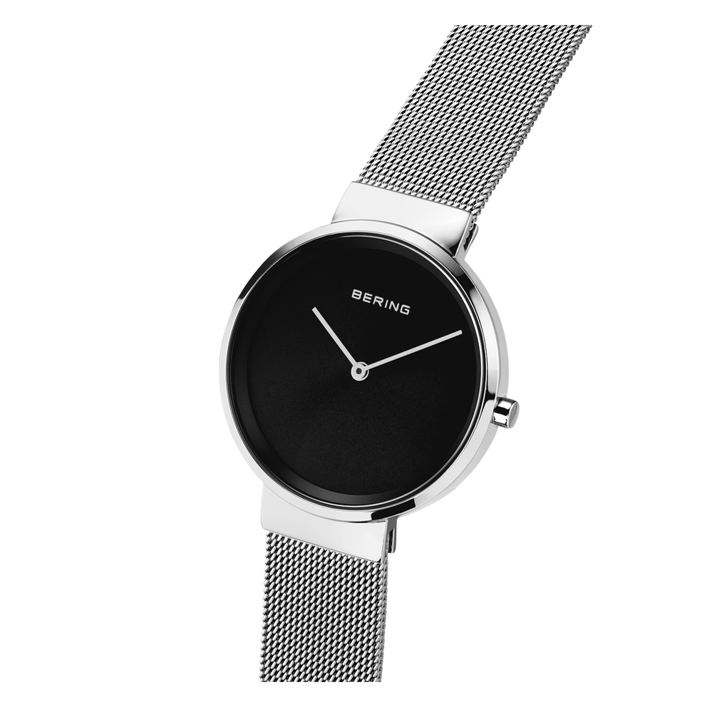 Reloj de pulsera BERING en vista angular con esfera negra, agujas blancas y pulsera de malla metálica.