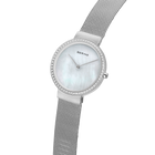 BERING Armbanduhr mit silberfarbenem Mesh-Armband und rundem Zifferblatt mit kristallbesetzter Lünette, Schrägansicht