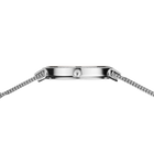Armbanduhr mit Metallarmband von oben fotografiert, Gehäuse mit Hörnern und Krone vor weißem Hintergrund