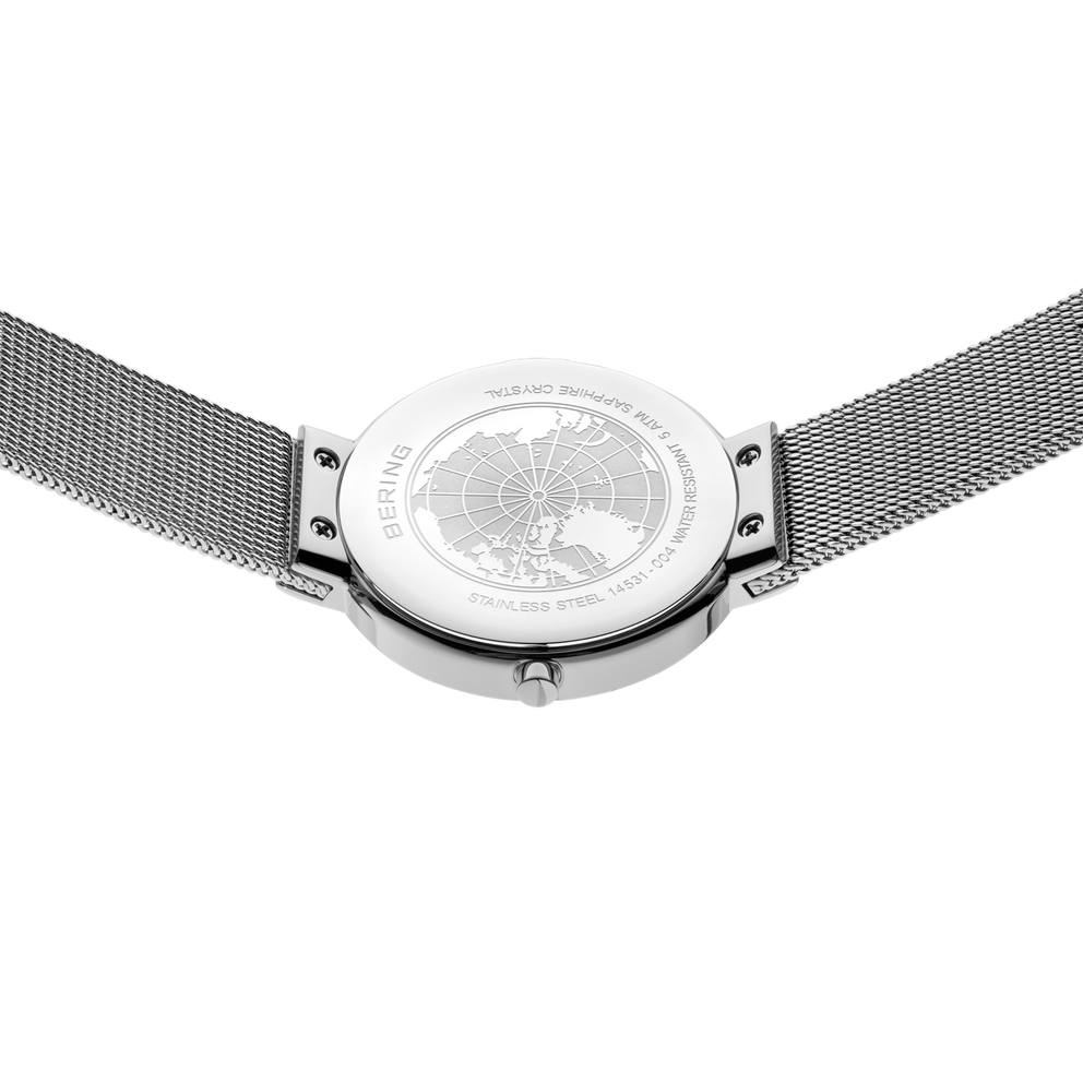 Weiße Uhr mit Meshband, Rückansicht mit Gehäuseösen und Bandanschlüssen