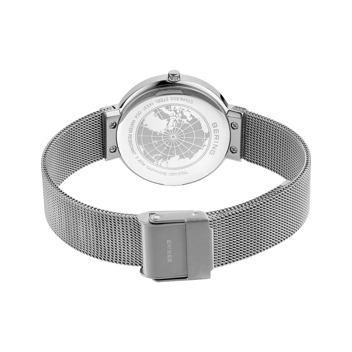 Rückansicht einer Uhr mit silbernem Netzarmband und Verschluss, von oben fotografiert.