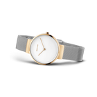 Armbanduhr mit rundem weißem Zifferblatt, Roségold-Lünette und grauem Netzband im Dreiviertelprofil.