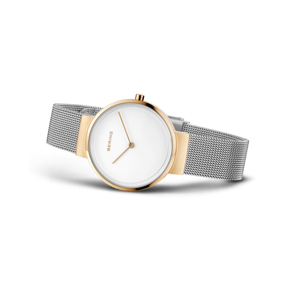 Armbanduhr mit rundem weißem Zifferblatt, Roségold-Lünette und grauem Netzband im Dreiviertelprofil.