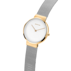 BERING-Uhr Modell 14531-010 in Dreiviertelsicht, zeigt weißes Zifferblatt mit Roségoldgehäuse und Silber-Mesh-Armband.