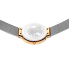 Armbanduhr mit weißem Zifferblatt und Roségoldgehäuse von oben; graues Meshband mit Roségoldbügeln.