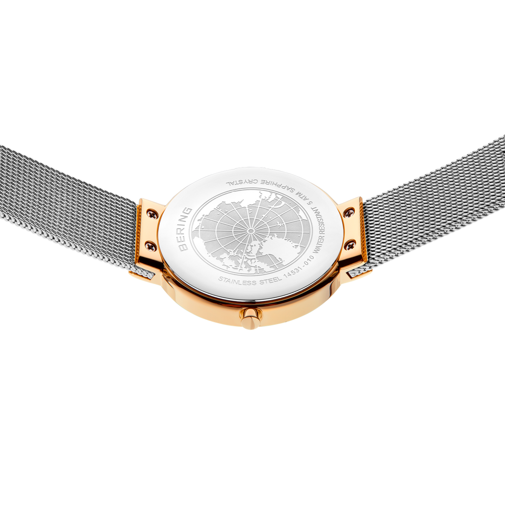 Armbanduhr mit weißem Zifferblatt und Roségoldgehäuse von oben; graues Meshband mit Roségoldbügeln.