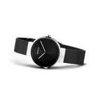 Armbanduhr in schräger Ansicht mit rundem schwarzem Zifferblatt, Chromgehäuse und Netzarmband