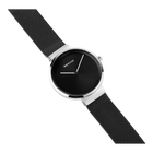 Armbanduhr diagonal geneigt mit rundem schwarzem Zifferblatt, Chromlünette und Netzarmband