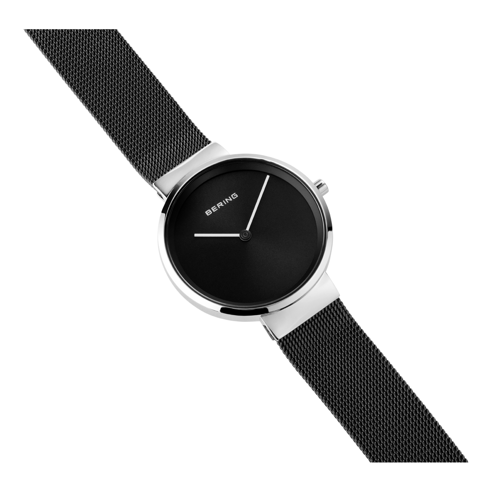 Armbanduhr diagonal geneigt mit rundem schwarzem Zifferblatt, Chromlünette und Netzarmband