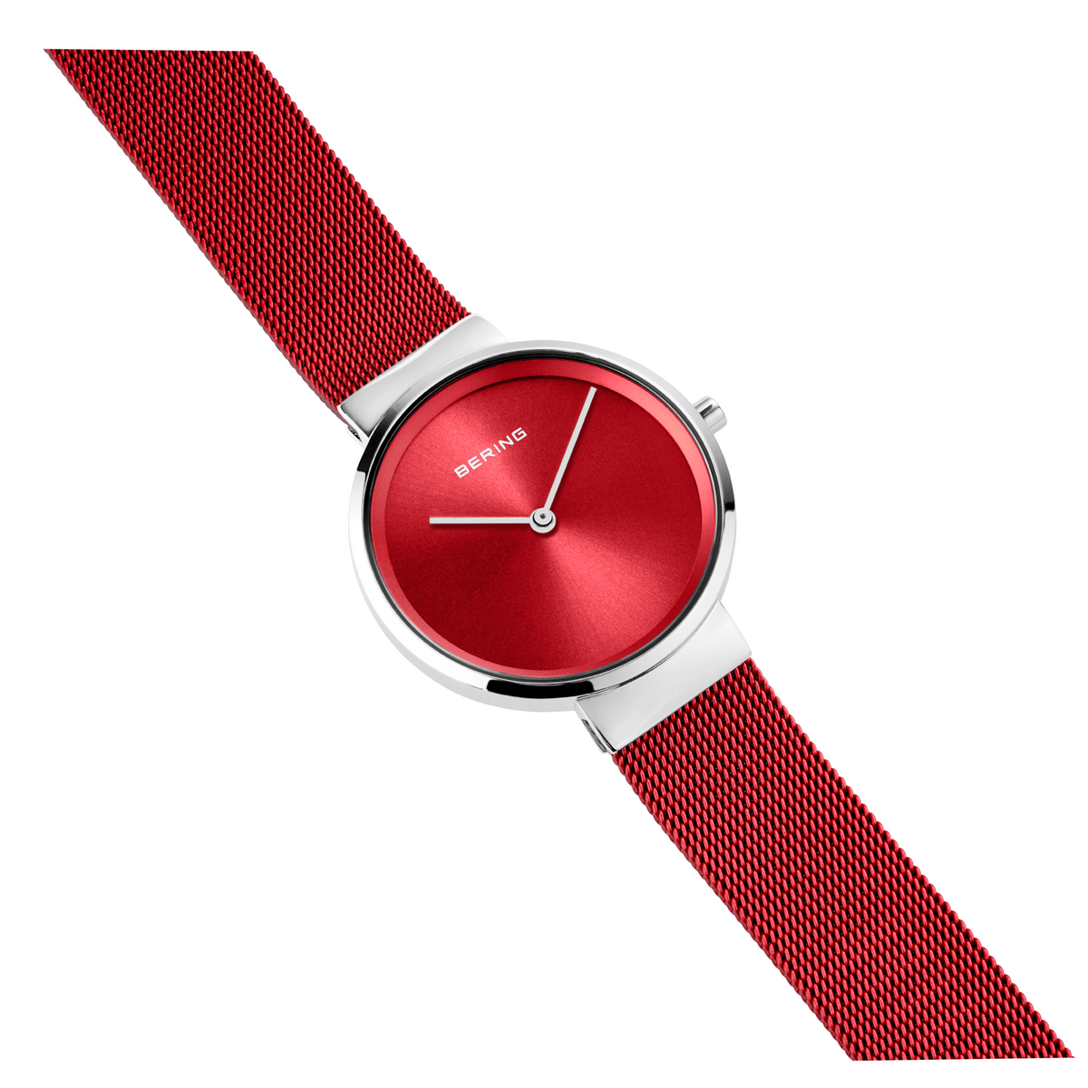 Reloj de pulsera BERING con esfera roja, marcadores blancos y agujas, caja plateada y correa de tela roja, vista angular.