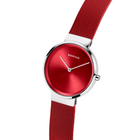 Reloj BERING con esfera roja metálica, caja plateada y pulsera de malla roja en ángulo