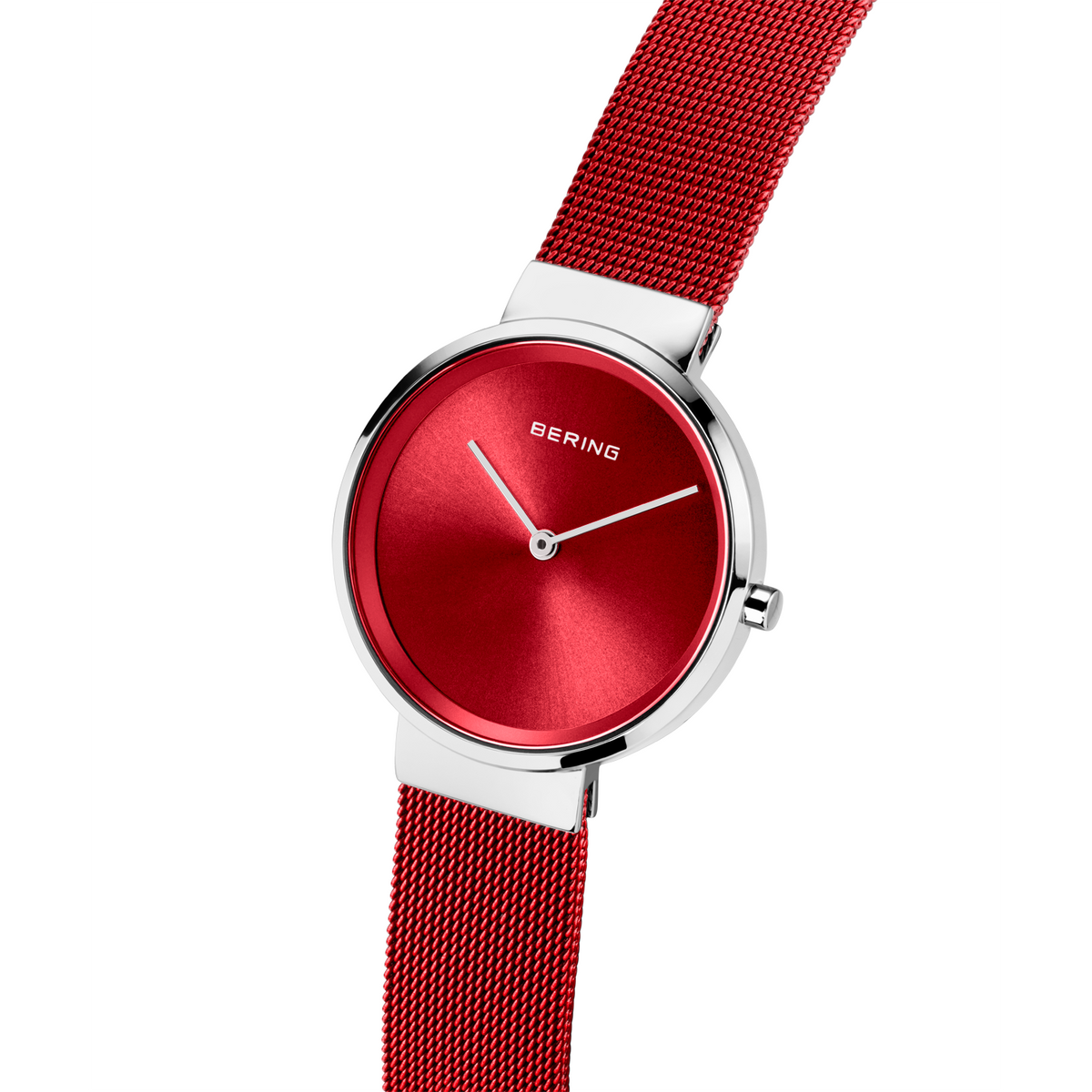 Reloj BERING con esfera roja metálica, caja plateada y pulsera de malla roja en ángulo