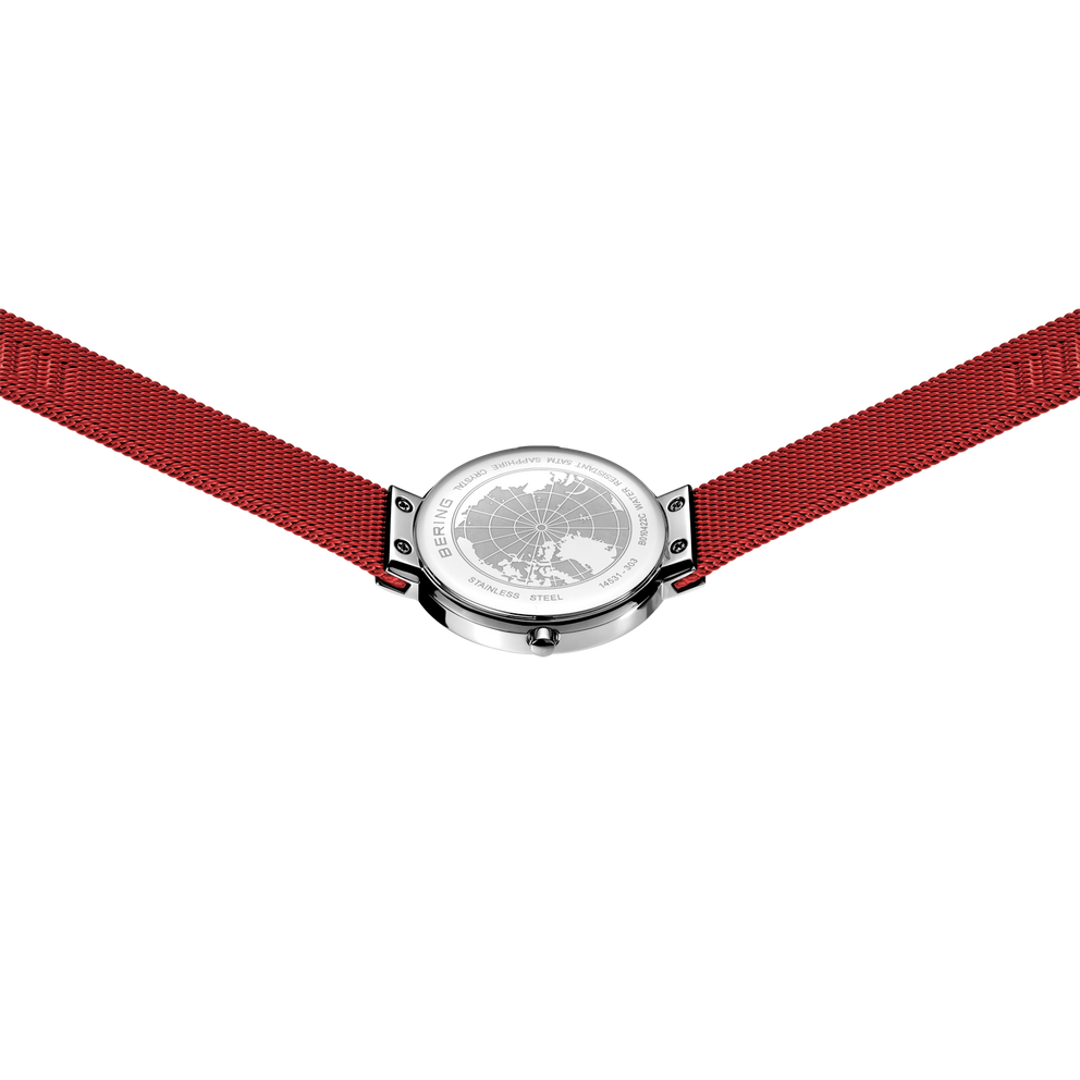 Reloj redondo con caja de acero inoxidable y esfera clara, vista desde arriba, correa textil roja