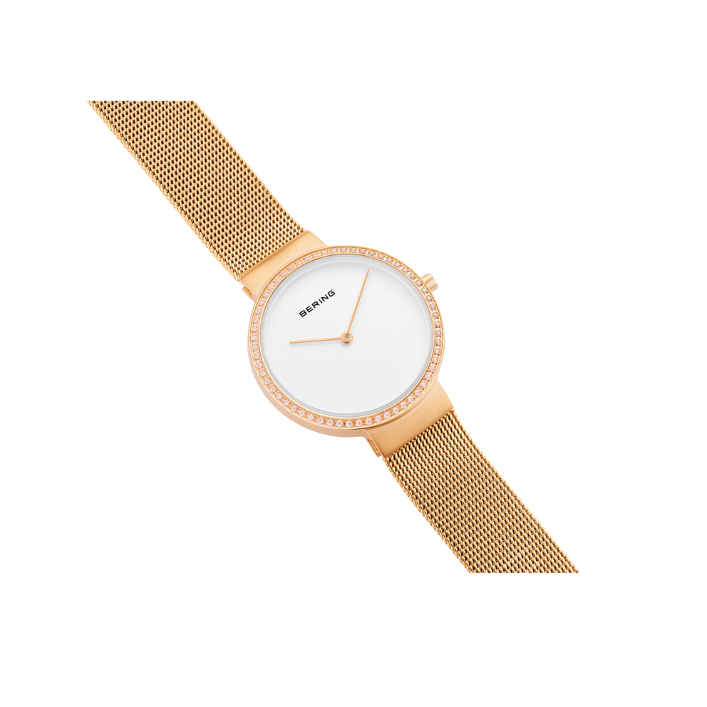 Roseguldfarvet armbåndsur med mesh-rem og minimalistisk hvidt urskive, fotograferet fra siden.